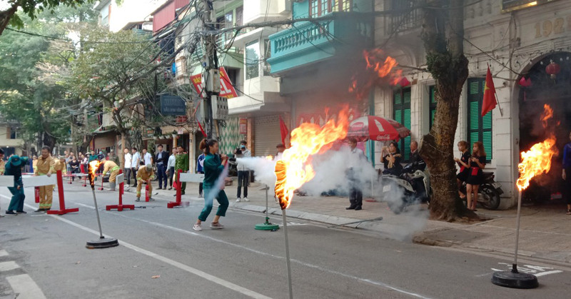 Hội thao có sự tham gia của 12 đội phòng cháy, chữa cháy tại các tổ dân phố, các nhà hàng, các cơ quan đơn vị đóng trên địa bàn Hội thao có sự tham gia của 12 đội phòng cháy, chữa cháy tại các tổ dân phố, các nhà hàng, các cơ quan đơn vị đóng trên địa bàn