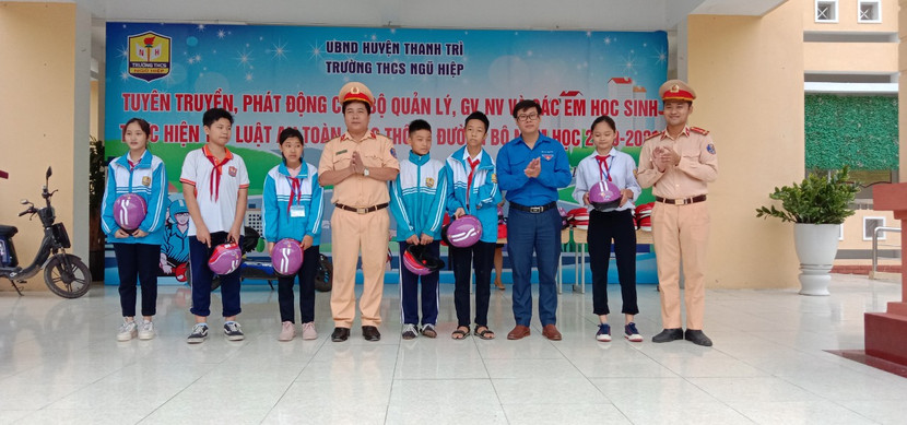 Đội Cảnh sát GTTT - CAH Thanh Trì tuyên truyền đảm bảo TTATGT, trao mũ bảo hiểm cho học sinh