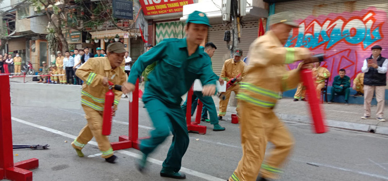 Với đội hình thi đấu 84 vận động viên đến từ đội dân phòng 8 tổ dân phố, đội tình nguyện của các nhà hàng, đội cơ quan phường; Ban quản lý Toà nhà tập đoàn EVN, Trung tâm kỹ thuật khu vực 1 - Tổng công ty mạng lưới viễn thông Viettel Với đội hình thi đấu 84 vận động viên đến từ đội dân phòng 8 tổ dân phố, đội tình nguyện của các nhà hàng, đội cơ quan phường; Ban quản lý Toà nhà tập đoàn EVN, Trung tâm kỹ thuật khu vực 1 - Tổng công ty mạng lưới viễn thông Viettel