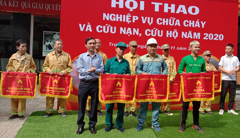 Ông Nguyễn Dân Huy, Chủ tịch UBND phường Trúc Bạch trao giải cho các đội Ông Nguyễn Dân Huy, Chủ tịch UBND phường Trúc Bạch trao giải cho các đội