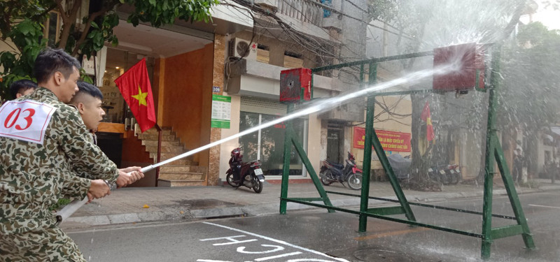 Đội PCCC và CNCH thuộc Trung tâm kỹ thuật khu vực 1 - Tổng công ty mạng lưới viễn thông Viettel thi nội dung phun nước tiêu điểm Đội PCCC và CNCH thuộc Trung tâm kỹ thuật khu vực 1 - Tổng công ty mạng lưới viễn thông Viettel thi nội dung phun nước tiêu điểm