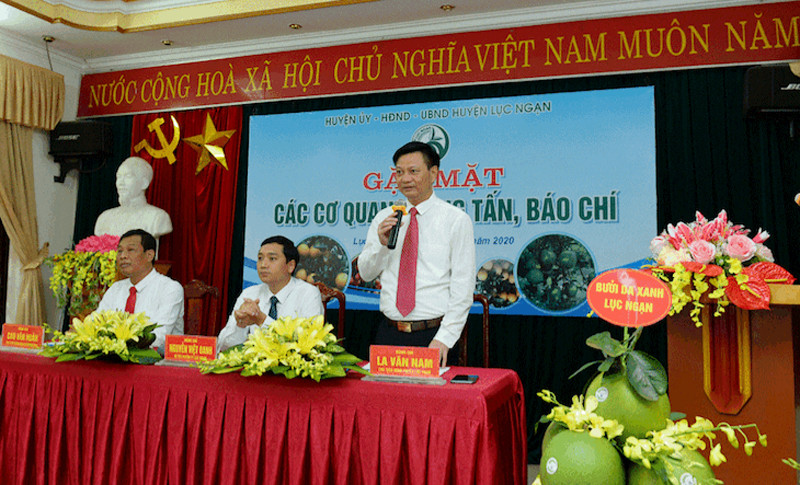 Ông La Văn Nam, Chủ tịch UBND huyện Lục Ngạn phát biểu tại buổi họp báo