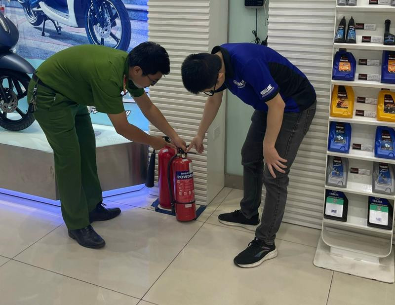 CAQ Tây Hồ kiểm tra, tuyên truyền an toàn PCCC tại các cơ sở kinh doanh trên địa bàn