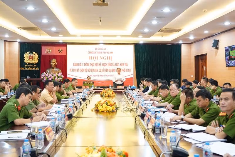 Đồng chí Lê Hồng Sơn, Phó Chủ tịch thường trực UBND thành phố Hà Nội, phát biểu chỉ đạo tại hội nghị