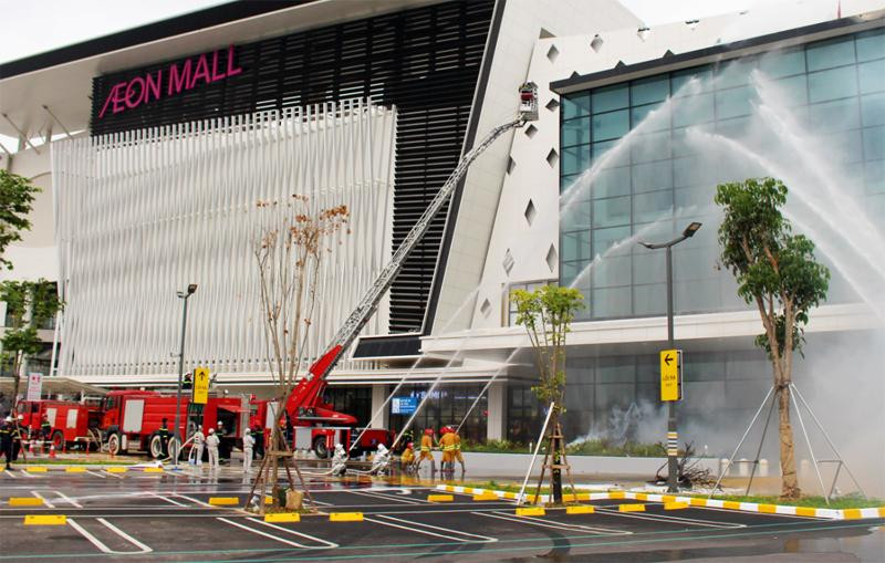 Lực lượng cứu hỏa dùng vòi rồng chữa cháy Lực lượng cứu hỏa dùng vòi rồng chữa cháy