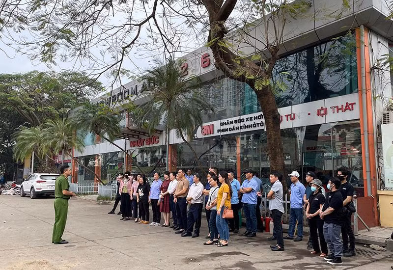 Cảnh sát PCCC và CNCH - CAQ Tây Hồ tuyên truyền phòng cháy cho cán bộ Ban quản lý chợ quận Tây Hồ