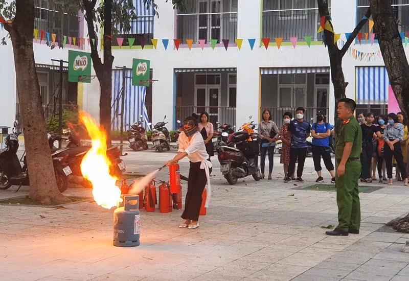 Cảnh sát PCCC và CNCH - CAQ Tây Hồ tuyên truyền, thực tập cho thầy, cô giáo Trường Tiểu học Phú Thượng