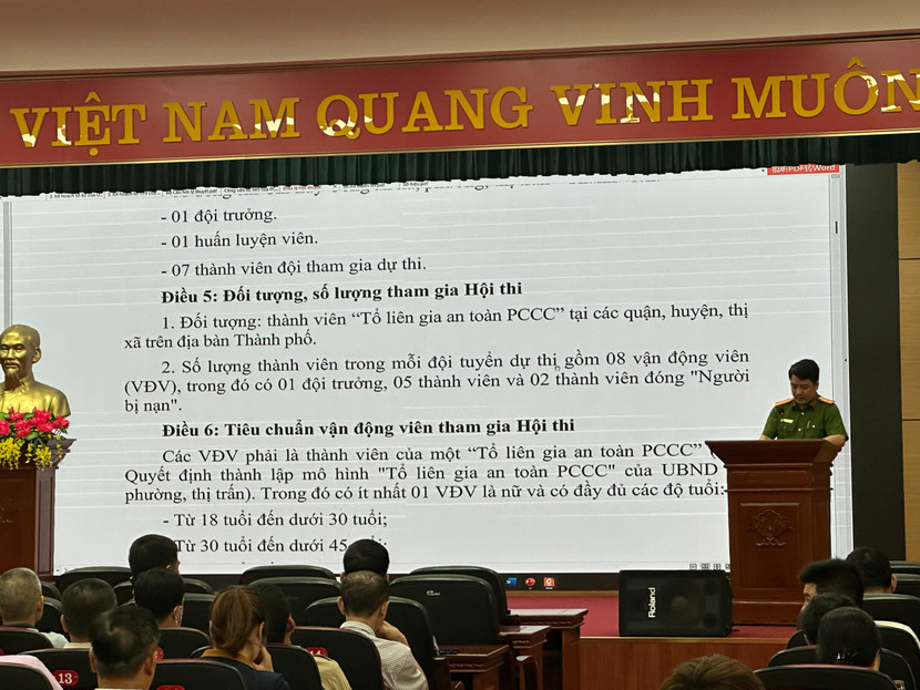 Đại diện Đội Cảnh sát PCCC và CNCH- CAQ Long Biên hướng dẫn các nội dung, tiêu chuẩn VĐV tham gia hội thi "Tổ liên gia an toàn PCCC" Đại diện Đội Cảnh sát PCCC và CNCH- CAQ Long Biên hướng dẫn các nội dung, tiêu chuẩn VĐV tham gia hội thi "Tổ liên gia an toàn PCCC"