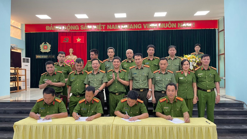 Ban chỉ huy CAQ Tây Hồ chứng kiến Lễ ký cam kết triển khai đồng bộ các giải pháp để xây dựng Công an phường đạt kiểu mẫu về an ninh trật tự và văn minh đô thị năm 2024 giữa 4 phường Nhật Tân, Phú Thượng, Xuân La, Quảng An