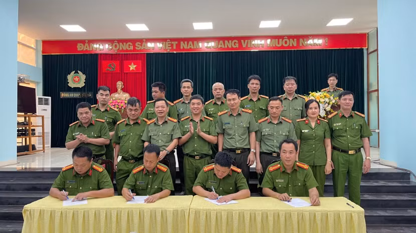 Ban chỉ huy CAQ Tây Hồ chứng kiến Lễ ký cam kết triển khai đồng bộ các giải pháp để xây dựng Công an phường đạt kiểu mẫu về an ninh trật tự và văn minh đô thị năm 2024 giữa 4 phường Nhật Tân, Phú Thượng, Xuân La, Quảng An