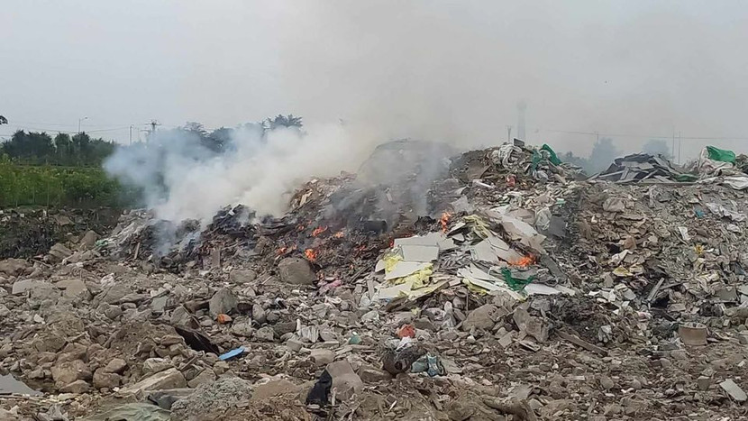 Khu vực bãi rác gần Học viện Nông nghiệp, thị trấn Trâu Quỳ, huyện Gia Lâm... Khu vực bãi rác gần Học viện Nông nghiệp, thị trấn Trâu Quỳ, huyện Gia Lâm...