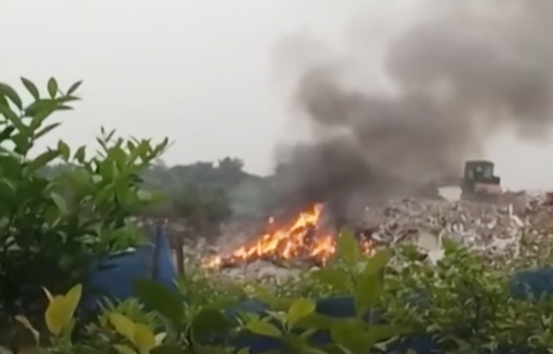 Đốt bãi rác gần khu vực Học viện nông nghiệp, thị trấn Trâu Quỳ, huyện Gia Lâm Đốt bãi rác gần khu vực Học viện nông nghiệp, thị trấn Trâu Quỳ, huyện Gia Lâm