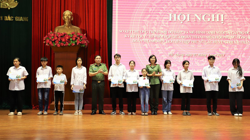 Đại tá Trần Thế Cường, Phó Giám đốc Công an tỉnh Bắc trao phần thưởng hỗ trợ tiếp bước đến trường cho các học sinh có hoàn cảnh khó khăn Đại tá Trần Thế Cường, Phó Giám đốc Công an tỉnh Bắc trao phần thưởng hỗ trợ tiếp bước đến trường cho các học sinh có hoàn cảnh khó khăn