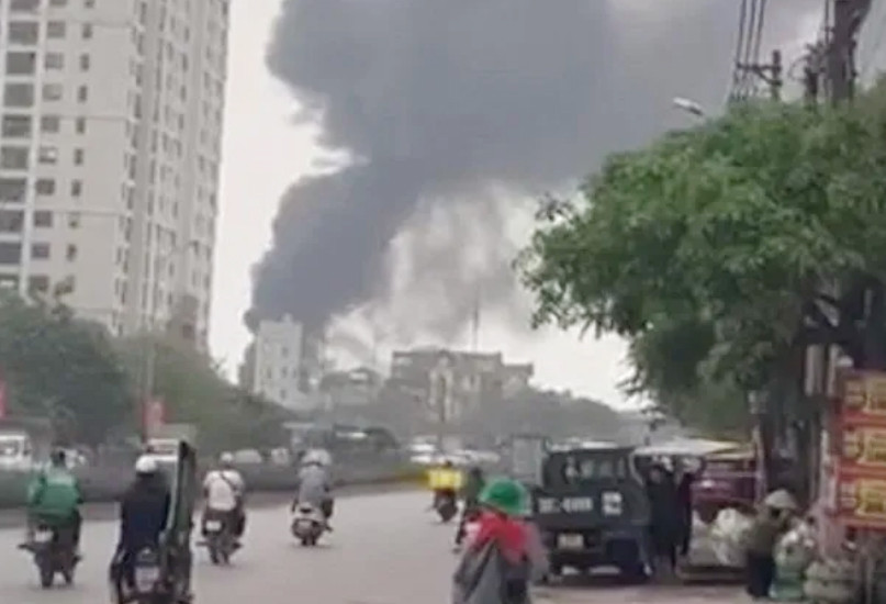 Cháy bãi rác khu vực ngã tư Tam Trinh, quận Hoàng Mai Cháy bãi rác khu vực ngã tư Tam Trinh, quận Hoàng Mai