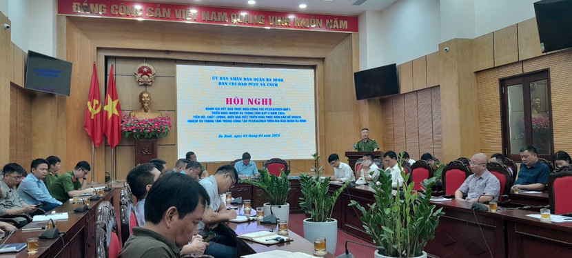 Thượng tá Hoàng Hà Trung, Phó trưởng CAQ Ba Đình phát biểu tại hội nghị