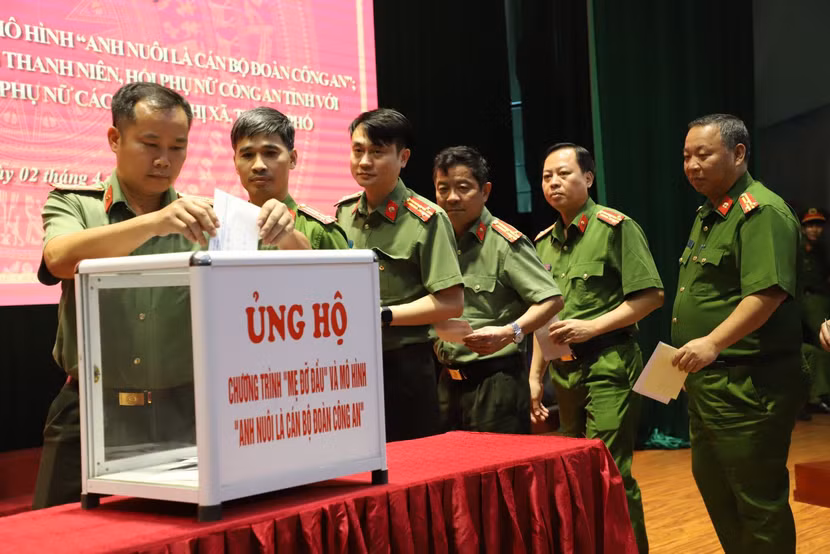 CBCS Công an tỉnh Bắc Giang quyên góp ủng hộ chương trình Mô hình “Anh nuôi là cán bộ đoàn Công an” và Chương trình “Mẹ đỡ đầu”