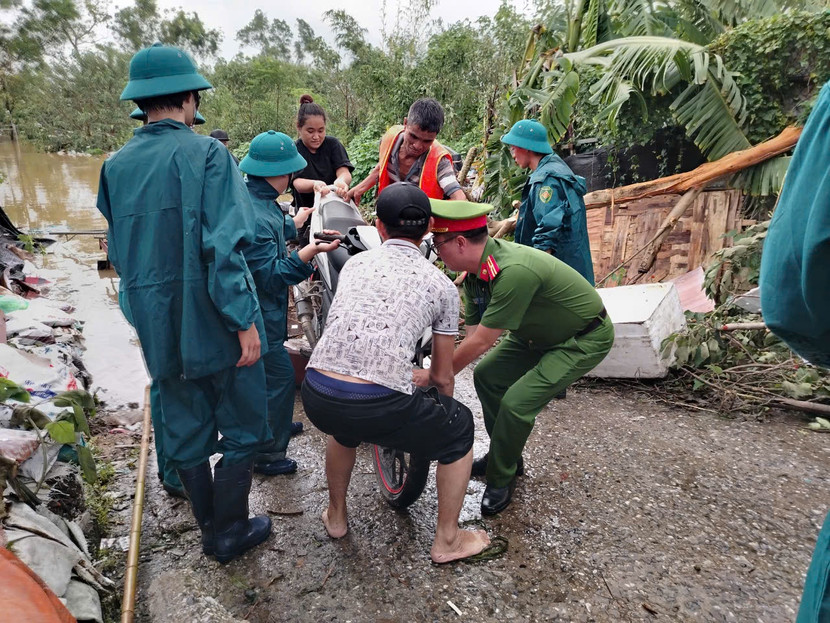 Lực lượng chức năng quận Tây Hồ hỗ trợ người dân vùng bãi giữa sông Hồng sơ tán tránh lũ