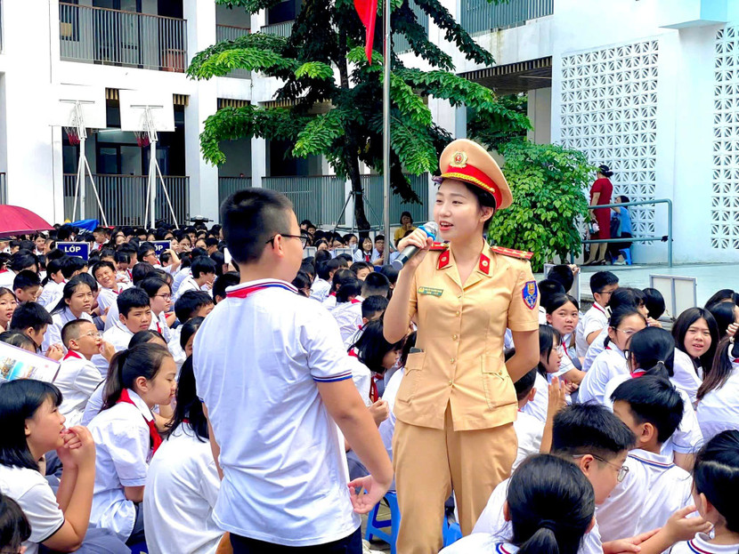 Cán bộ Đội CSGT -TT, CAQ Tây Hồ tuyên truyền, phổ biến kiến thức pháp luật ATGT cho học sinh trên địa bàn quận