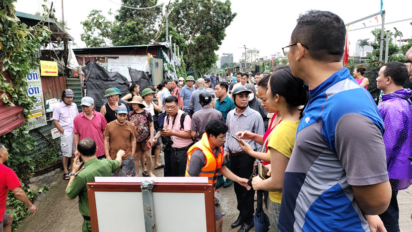 Trưa ngày 10-9, việc sơ tán, di chuyển tài sản hỗ trợ người dân bãi giữa đến nơi an toàn đã được quận Tây Hồ hoàn tất