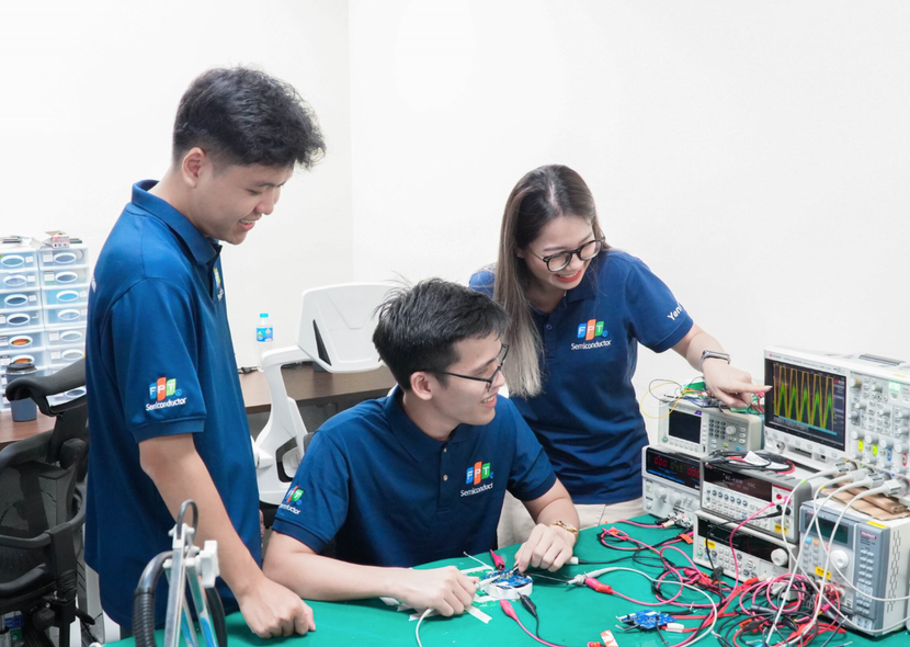 Anh Phan Trần Minh Uyên (người ngồi) chuyên viên nghiên cứu và phát triển trong lĩnh vực vi mạch bán dẫn tại Đà Nẵng, nhân viên 80.013 của FPT