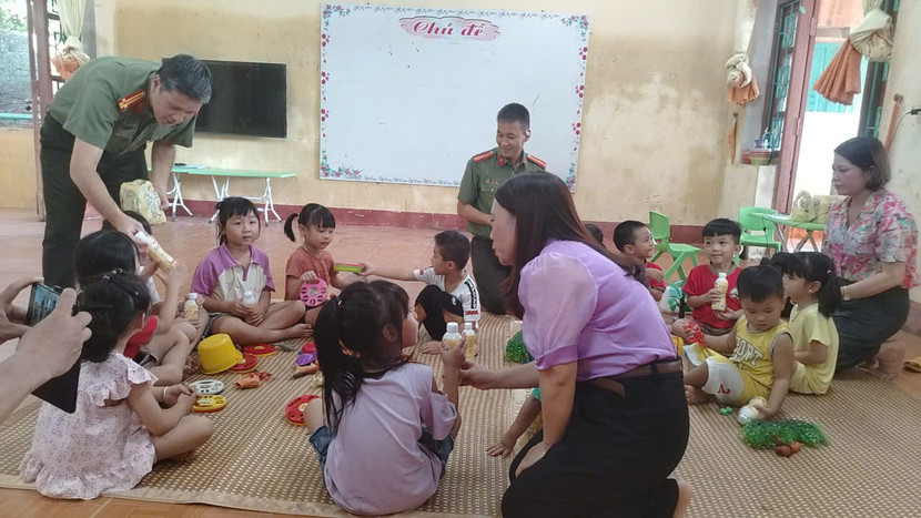 Đoàn Công tác An ninh Thủ đô trao tặng sữa đậu nành can xi của Tập đoàn Tân Hiệp Phát hỗ trợ điểm trường mầm non Động Đạt 1, huyện Phú Long, tỉnh Thái Nguyên bị ngập lụt do ảnh hưởng bão số 3 Đoàn Công tác An ninh Thủ đô trao tặng sữa đậu nành can xi của Tập đoàn Tân Hiệp Phát hỗ trợ điểm trường mầm non Động Đạt 1, huyện Phú Long, tỉnh Thái Nguyên bị ngập lụt do ảnh hưởng bão số 3