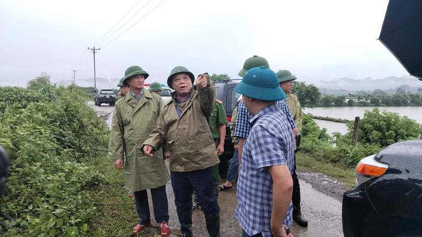 Trung tướng Nguyễn Hải Trung - Ủy viên Ban Thường vụ Thành ủy, Bí thư Đảng ủy, Giám đốc Công an thành phố Hà Nội đi kiểm tra, chỉ đạo và động viên công tác phòng, chống lũ lụt tại các xã An Phú, An Tiến, Hương Sơn, huyện Mỹ Đức
