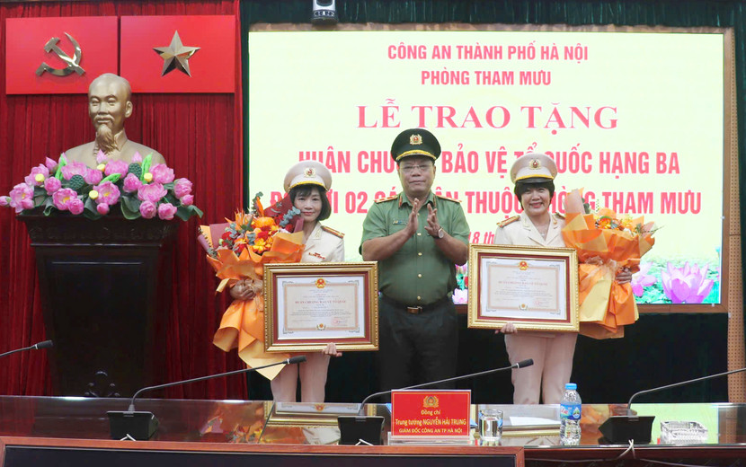 Trung tướng Nguyễn Hải Trung, Uỷ viên Ban thường vụ Thành uỷ, Bí thư Đảng uỷ, Giám đốc Công an thành phố Hà Nội chủ trì Lễ công bố quyết định trao tặng Huân Chương Bảo vệ Tổ quốc hạng Ba cho Thượng tá Đồng Thị Ánh Vân và Thượng tá Nguyễn Hải Yến, nguyên Phó Trưởng phòng Th Trung tướng Nguyễn Hải Trung - Giám đốc CATP, cùng các đồng chí trong Ban Chỉ huy Phòng Tham mưu chụp ảnh lưu niệm với 2 đồng chí nguyên lãnh đạo Phòng Tham mưu