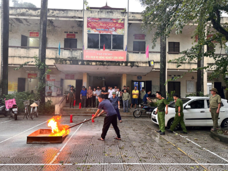 Người dân thực hành xử lý tình huống cháy giả định