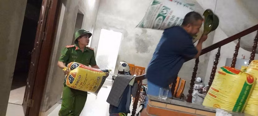 Công an Đông Anh sơ tán người dân và di dời tài sản phòng lũ lụt