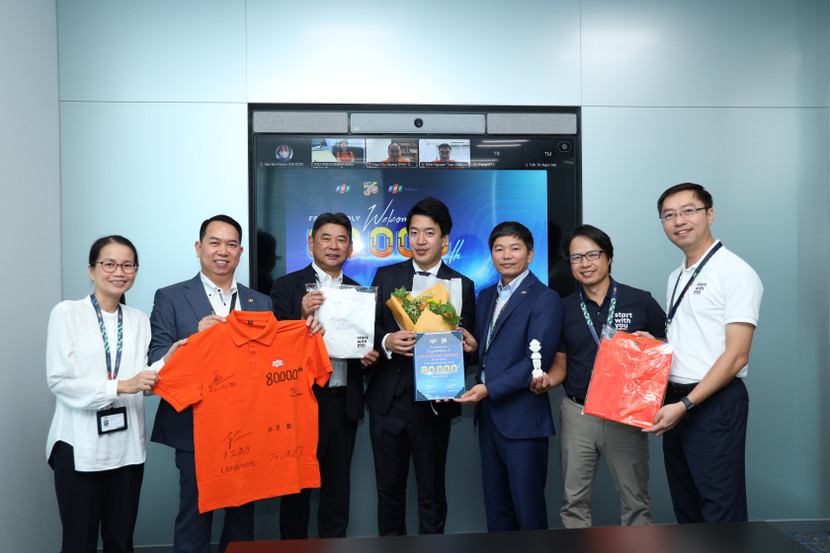 Nhân viên thứ 80.000 của FPT - anh Matsuyama Yutaro (thứ tư từ trái sang), sinh năm 1991, làm việc tại FPT Japan