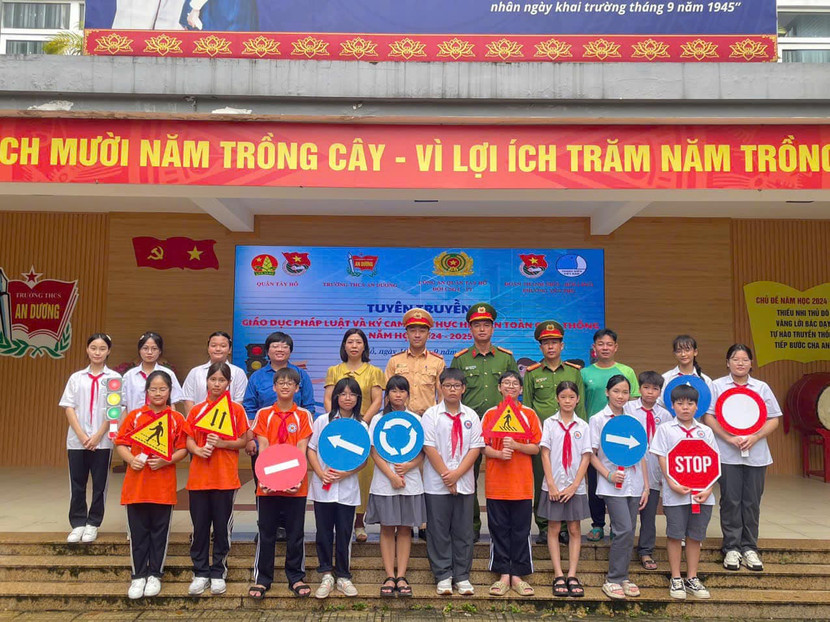 Cán bộ Công an quận Tây Hồ tuyên truyền an toàn giao thông cho các trường trên địa bàn