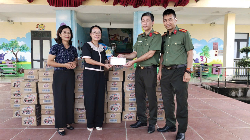 Đoàn Công tác An ninh Thủ đô trao tặng quà và tiền mặt cho điểm trường mầm non Phú Cốc, xã Tân Phú, TP Phổ Yên, tỉnh Thái Nguyên bị ngập lụt do ảnh hưởng bão số 3 Đoàn Công tác An ninh Thủ đô trao tặng quà và tiền mặt cho điểm trường mầm non Phú Cốc, xã Tân Phú, TP Phổ Yên, tỉnh Thái Nguyên bị ngập lụt do ảnh hưởng bão số 3