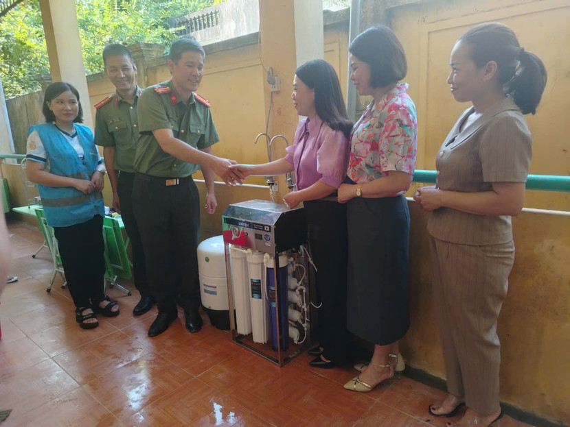 Đoàn Công tác An ninh Thủ đô trao tặng máy lọc nước nhãn hiệu Watek bán công nghiệp, công suất lớn cho điểm trường mầm non Động Đạt 1, huyện Phú Long, tỉnh Thái Nguyên bị ngập lụt do ảnh hưởng bão số 3 Đoàn Công tác An ninh Thủ đô trao tặng máy lọc nước nhãn hiệu Watek bán công nghiệp, công suất lớn cho điểm trường mầm non Động Đạt 1, huyện Phú Long, tỉnh Thái Nguyên bị ngập lụt do ảnh hưởng bão số 3
