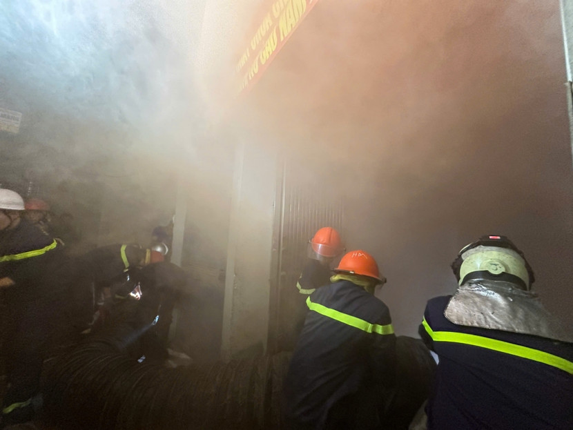 Cảnh sát PCCC và CNCH - CAQ Hoàng Mai diễn tập chữa cháy tìm kiếm cứu nạn tại nhà ở nhiều căn hộ trên địa bàn phường Giáp Bát