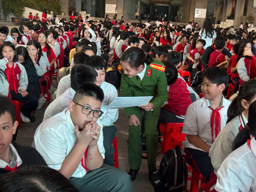 CBCS trao đổi tình huống, kiến thức pháp luật với các học sinh