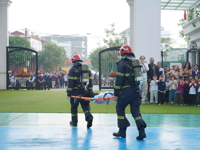 Trang bị kỹ năng chữa cháy, thoát nạn cho giáo viên và học sinh 3 cấp thuộc trường Archimedes ảnh 4 Trang bị kỹ năng chữa cháy, thoát nạn cho giáo viên và học sinh 3 cấp thuộc trường Archimedes ảnh 4