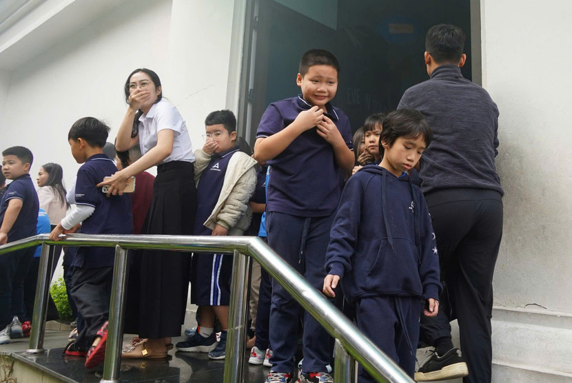 Thầy và trò tham gia trải nghiệm thoát nạn trong môi trường khói khí phức tạp Thầy và trò tham gia trải nghiệm thoát nạn trong môi trường khói khí phức tạp