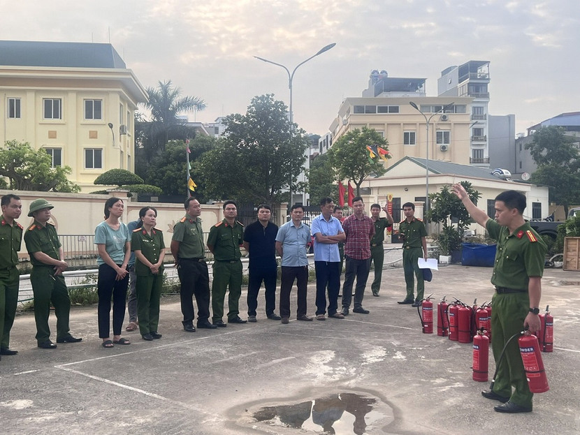 Đội Chữa cháy và cứu nạn, cứu hộ khu vực số 31 - Phòng Cảnh sát phòng cháy, chữa cháy và cứu nạn, cứu hộ - Công an thành phố Hà Nội tuyên truyền hướng dẫn kỹ năng PCCC cho cán bộ UBND và Công an phường Thanh Liệt