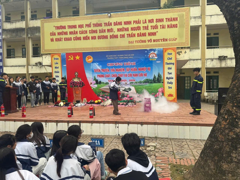 Hoạt động trải nghiệm sử dụng bình chữa cháy dập tắt đám cháy giả định