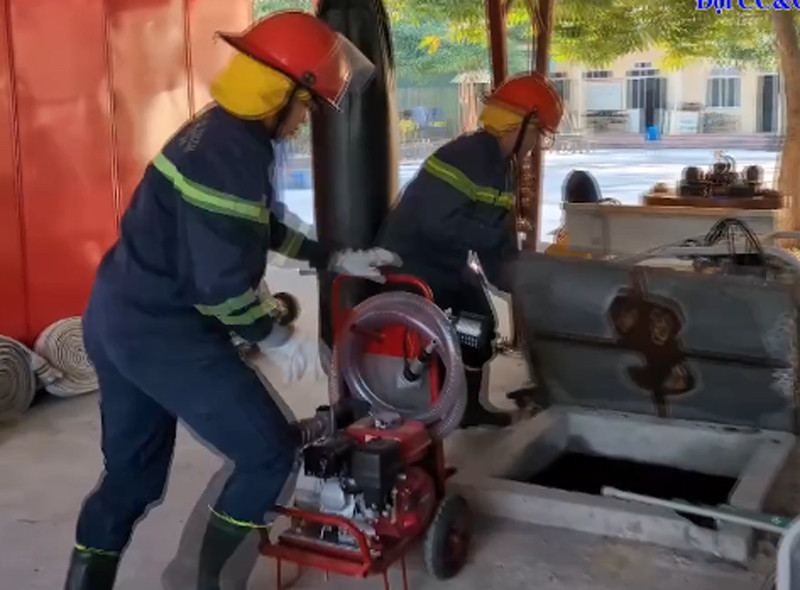 Tổ công tác xử lý nhanh tình huống hỏa hoạn bằng xe mô tô chữa cháy