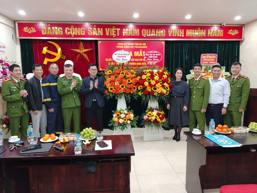 Lãnh đạo Phòng Cảnh sát PCCC và CNCH và đại diện phường Hoàn Kiếm và Cửa Nam chúc mừng Đội chữa cháy và CNCH khu vực số 7 ra mắt cơ sở 2