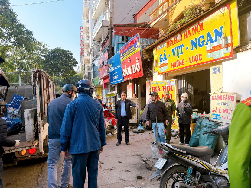 Ông Bùi Huy Hoàng, Chủ tịch UBND phường Thanh Liệt trực tiếp chủ trì ra quân lập lại TTĐT trên địa bàn