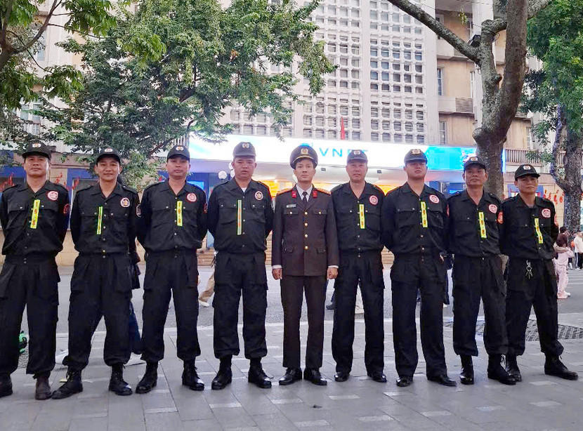 Tổ đảm bảo an ninh trật tự làm nhiệm vụ tại khu vực hồ Hoàn Kiếm