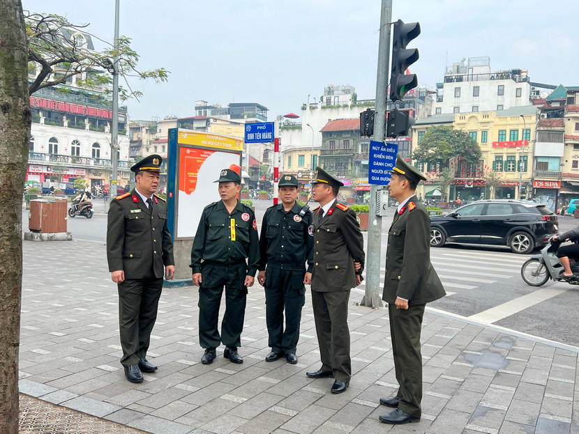 Đại tá Trần Văn Hùng, Chủ tịch HĐQT, kiêm Tổng Giám đốc Công ty TNHH MTV Tháng 8- CATP Hà Nội cùng tổ công tác kiểm tra chế độ ứng trực, làm nhiệm vụ của lực lượng bảo vệ chuyên nghiệp tại khu vực hồ Hoàn Kiếm