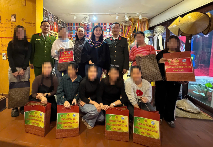 Công an phường Tây Hồ tặng quà, động viên người khuyết tật ảnh 1