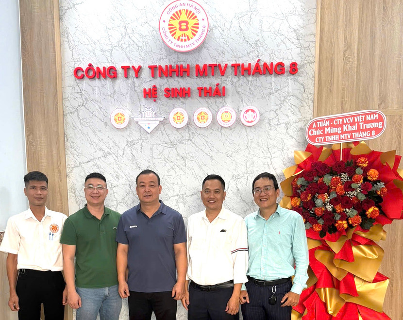 Đại tá Trần Văn Hùng (người đứng giữa) Chủ tịch HĐQT, kiêm Tổng Giám đốc Công ty TNHH MTV Tháng 8 - thuộc CATP Hà Nội kiểm tra văn phòng giao dịch khai trương tại TP. HCM