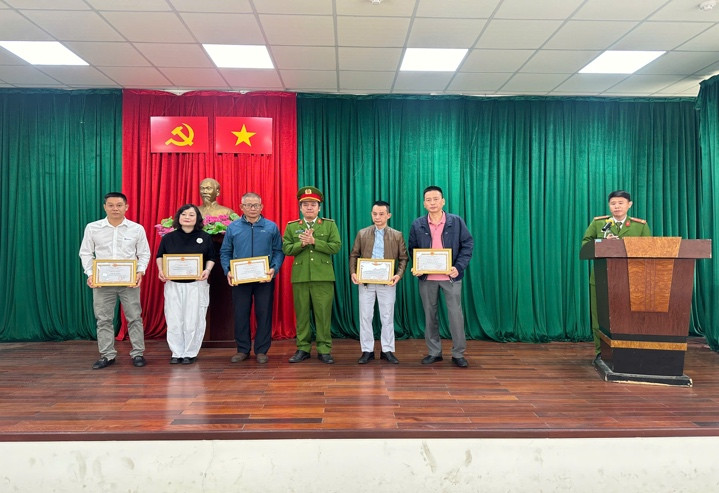 Phòng Cảnh sát Phòng cháy, chữa cháy và cứu nạn, cứu hộ trao khen thưởng cho các tập thể, cá nhân có thành tích xuất sắc trong phong trào PCCC và CNCH năm 2025 tại địa bàn các phường Thanh Liệt và các xã Đại Thanh, Ngọc Hồi, Nam Phù