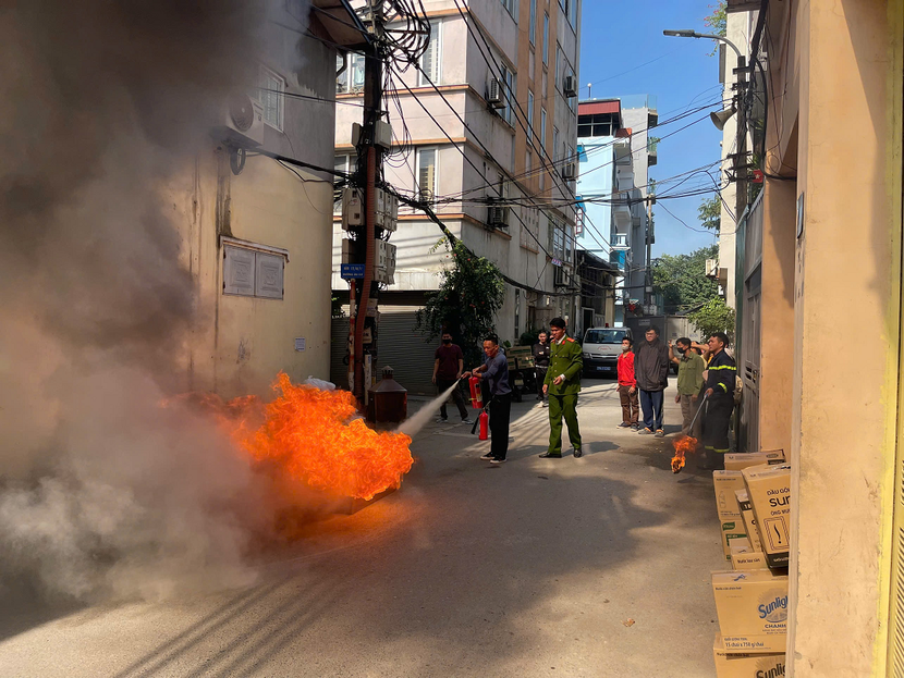 Học viên thực hành sử dụng bình chữa cháy