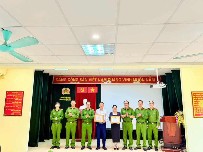 Trung tá Vũ Ngọc Tân - Đội trưởng Đội Chữa cháy và CNCH khu vực số 11 chúc mừng 2 đơn vị được tôn vinh