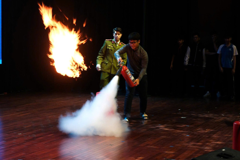 Cán bộ Đội Chữa cháy và CNCH khu vực số 20 truyền đạt kiến thức hướng dẫn các kiến thức, kỹ năng PCCC và CNCH Cán bộ Đội Chữa cháy và CNCH khu vực số 20 truyền đạt kiến thức hướng dẫn các kiến thức, kỹ năng PCCC và CNCH